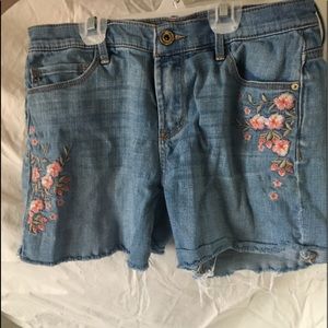 Jean shorts with flower embroidery